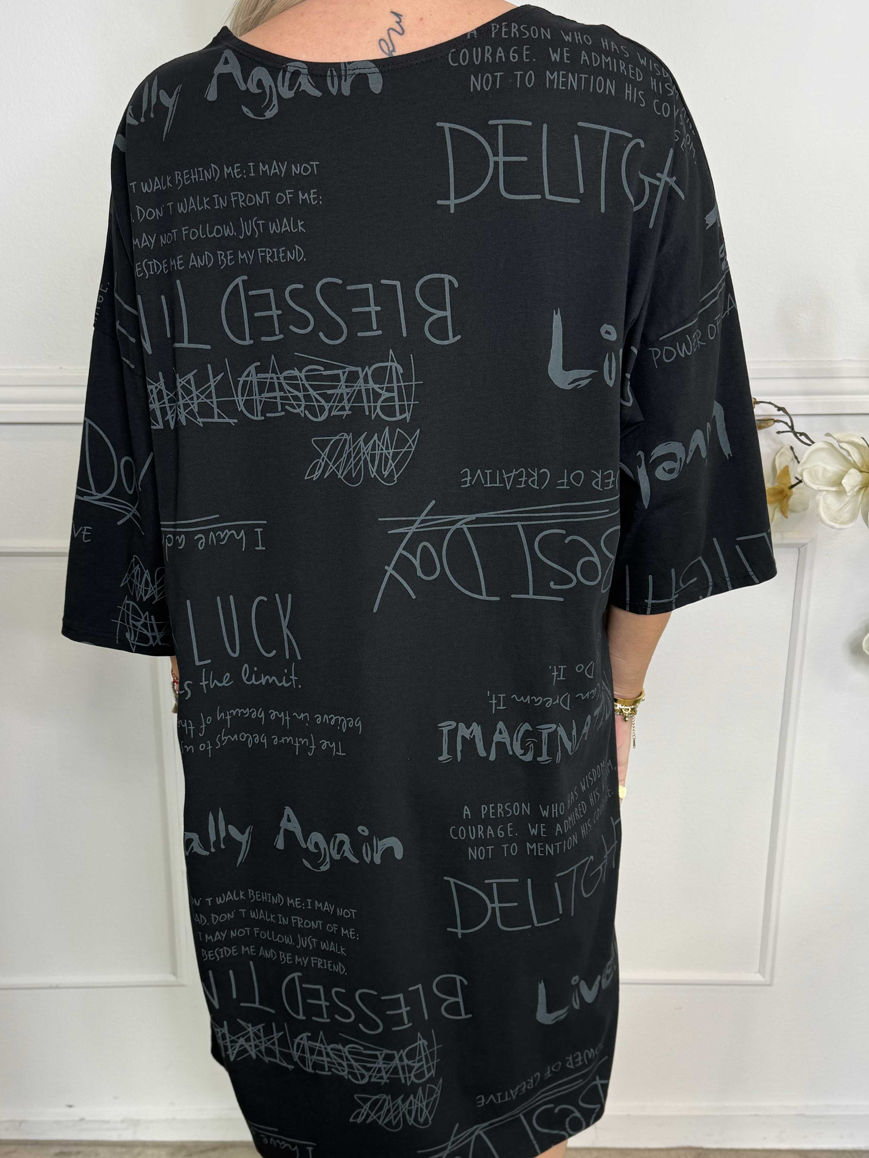 Lora - T-shirtklänning med text